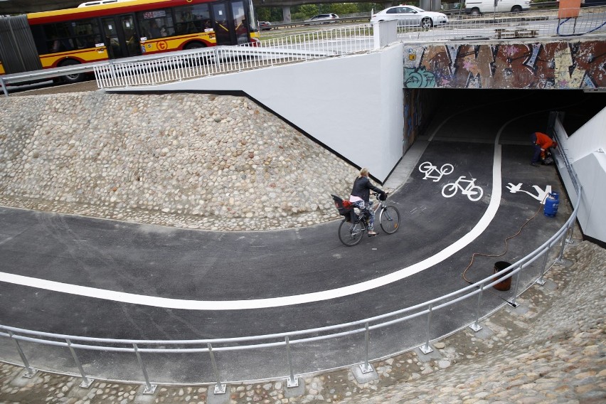 Rowerostrada w Warszawie otwarta. Autostrada dla cyklistów...