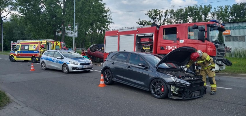 Wypadek w Bytomiu. Przy Strzelców Bytomskich dachował samochód, jedna osoba została ranna.