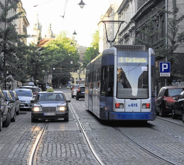 Przebudowa torowiska na ul. Zwierzynieckiej ma poprawić stan szyn. Urzędnicy rozważają też zamienienie jej częściowo w deptak