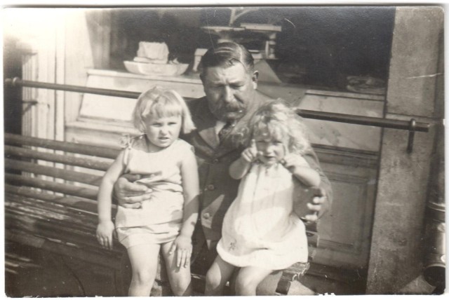 Wspomniana ławeczka u Straszewskich – tu dziadek Maksymilian z wnuczkami Wandą i Marią.