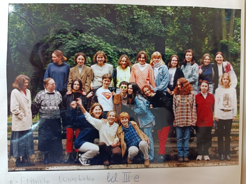 Uczniowie i nauczyciele II LO w Legnicy na zdjęciach z kroniki szkolnej. Rozpoznasz siebie i swoich kolegów na zdjęciach sprzed lat?