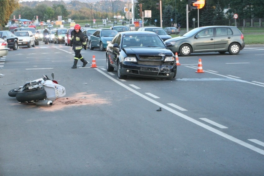 Wypadek na Rondzie Solidarności. Ranny motocyklista w szpitalu [ZDJĘCIA]