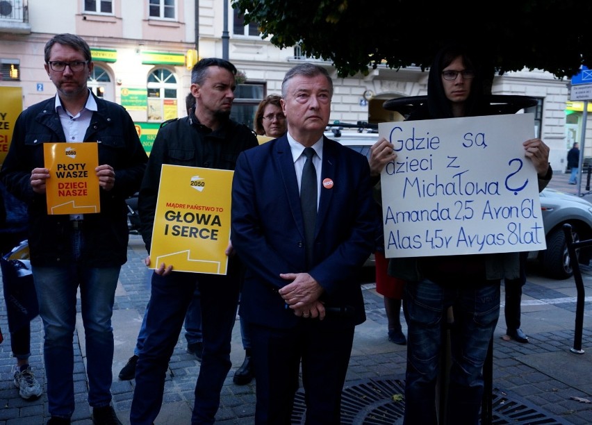 „Stan wyjątkowo nieludzki". Protest KOD przed biurem PiS w Lublinie. Zobacz zdjęcia