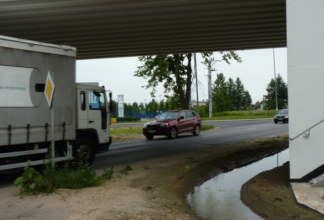 Wiadukt nad ulicą Krasickiego. Tutaj po deszczu gromadzi się spływająca z obwodnicy woda, utrudniając jazdę rowerzystom. Płynąc dalej w kierunku Józefowa i Stobiecka, zalewa posesje