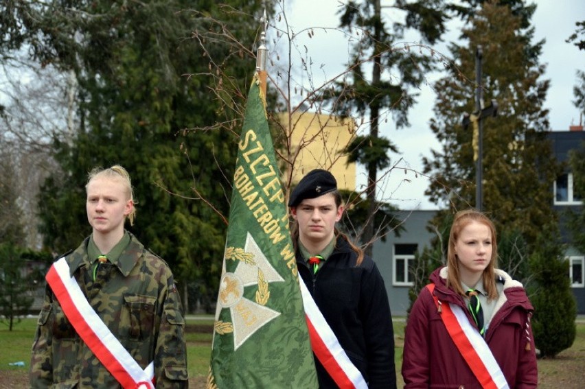 W Zbąszynku kwiaty i zapalone znicze złożyły władze gminy,...