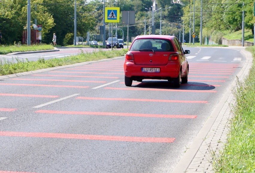 Czerwone pasy na jezdni na ulicy Nadbystrzyckiej. Po to żeby kierowcy zdjęli nogę z gazu 