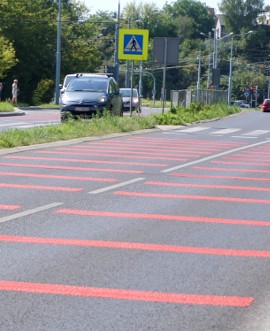 Czerwone pasy na jezdni na ulicy Nadbystrzyckiej. Po to żeby kierowcy  zdjęli nogę z gazu | Lublin Nasze Miasto