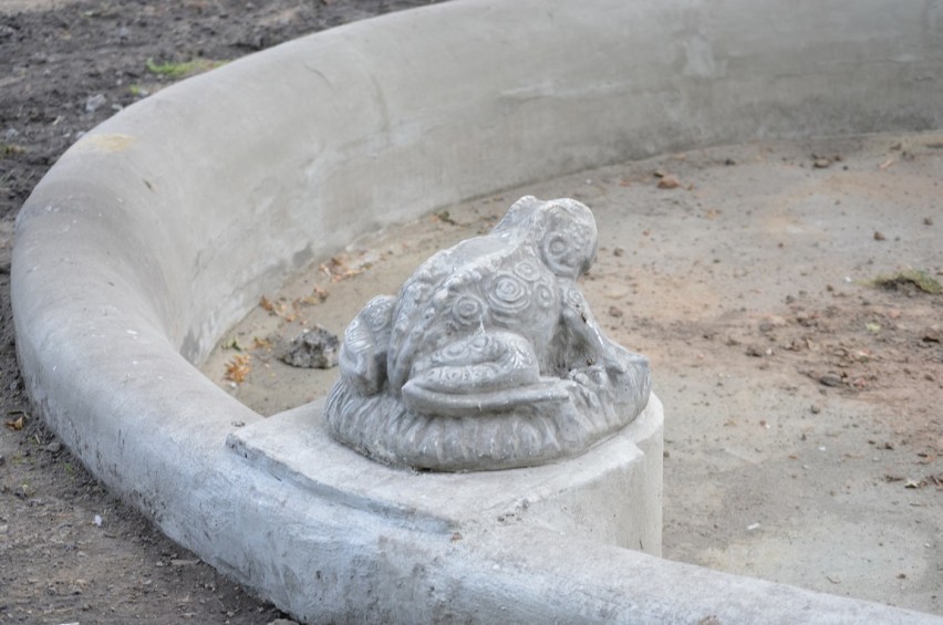Głogów: Mała fontanna z kamiennymi żabami w Parku Słowiańskim przeszła rewitalizację