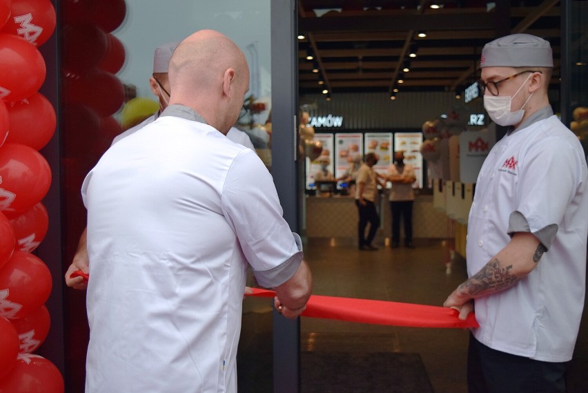 Otwarcie MAX Premium Burgers w Płocku. W lokalu zjawiły się tłumy płocczan, a prezes zdradził, dlaczego nie boi się konkurencji. Zobaczcie, jak było