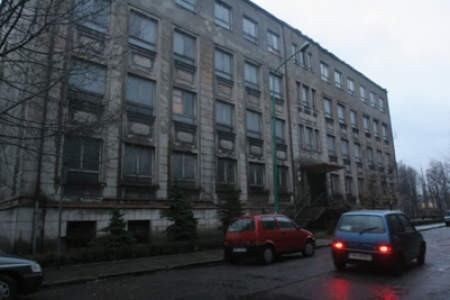 Budynek byłej szkoły stoi nieużytkowany już od 1999 roku.