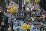 Coraz więcej kwiatów na cmentarzu w Środzie. Policja ma je chronić przed kradzieżą