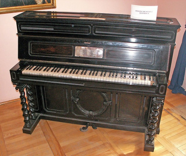 http://upload.wikimedia.org/wikipedia/commons/thumb/4/4d/Piano_of_Chopin.JPG/716px-Piano_of_Chopin.JPG