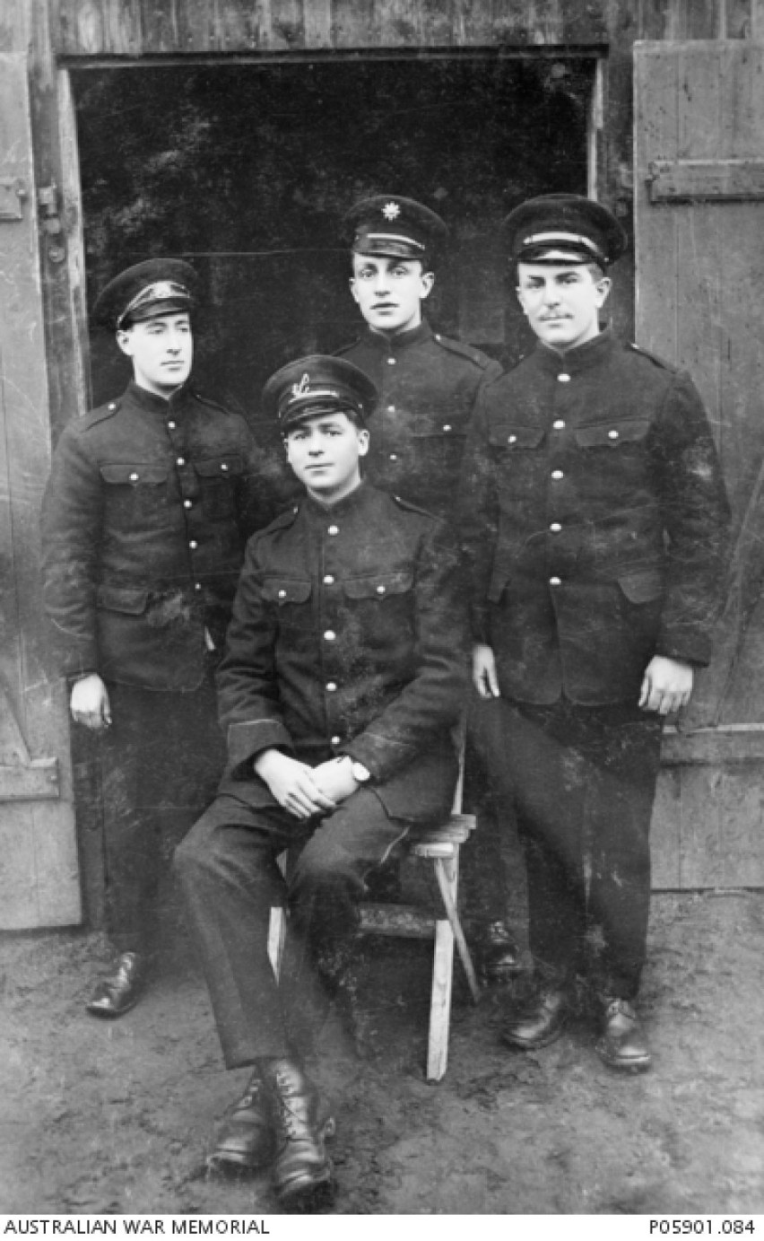 Portret czterech alianckich jeńców wojennych w obozie...