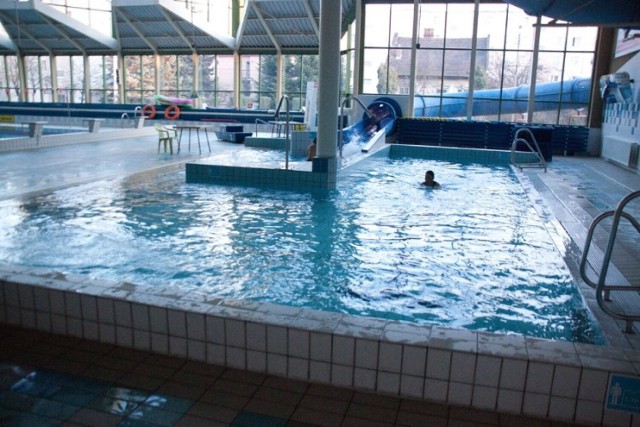 Basen w Bochni przywrócił temperaturę wody w basenie rekreacyjnym do pierwotnych 32 stopni C