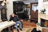 Komornik sprzedaje dom Andrzeja Leppera. "Rzeźbione meble i dużo drewna". Tak mieszkał zmarły polityk. Tak wygląda! Zobacz zdjęcia