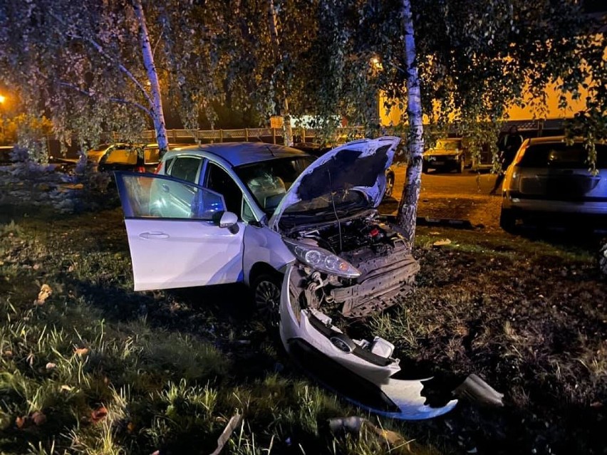 Poważny wypadek na trasie Leszno - Góra. Alfa romeo zderzyła się z fordem. Trzy osoby zostały ranne