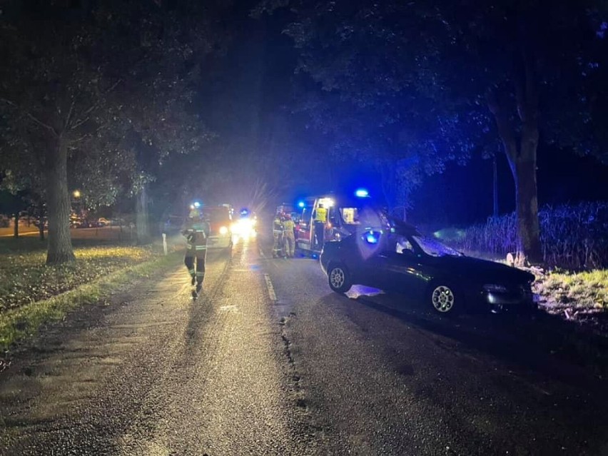 Poważny wypadek na trasie Leszno - Góra. Alfa romeo zderzyła się z fordem. Trzy osoby zostały ranne