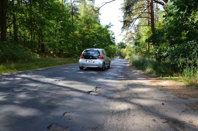 Mijając rogatki na ul. Wiejskiej trafiamy na drogę pełną dziur.