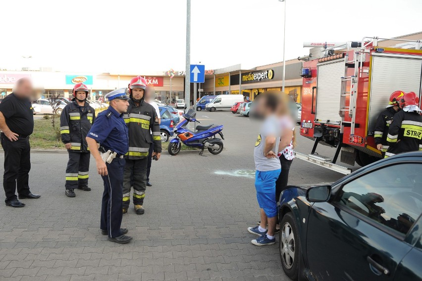 Zderzenie skutera z autem pod galerią. Nie pomagają znaki