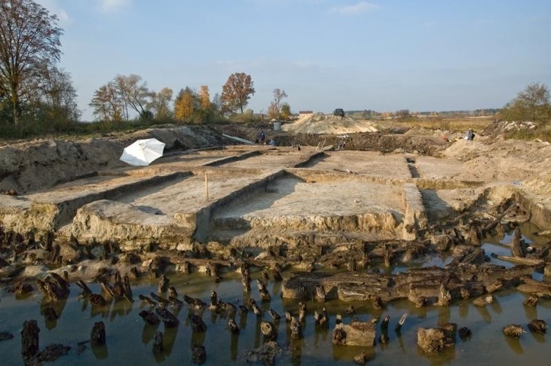 Zdjęcia prac archeologicznych przy budowie zbiornika w...