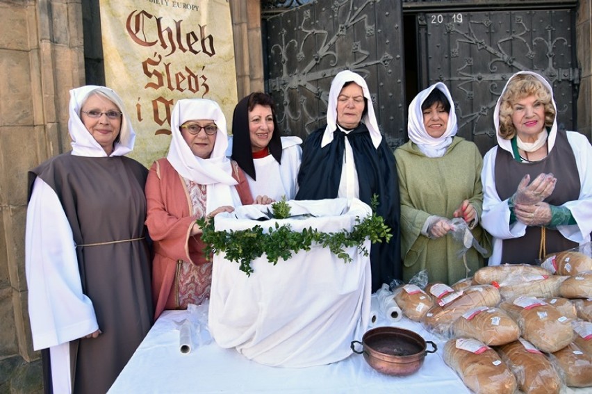Śledź, chleb i grosz,  tradycja ze średniowiecza w Legnicy [ZDJĘCIA] 
