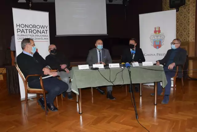 Konferencja prasowa z udziałem burmistrza Prudnika Grzegorza Zawiślaka (w środku), prezesa MW Invest Group Krzysztofa Wujczaka (z prawej) i Krzysztofa Misiołka (z lewej).