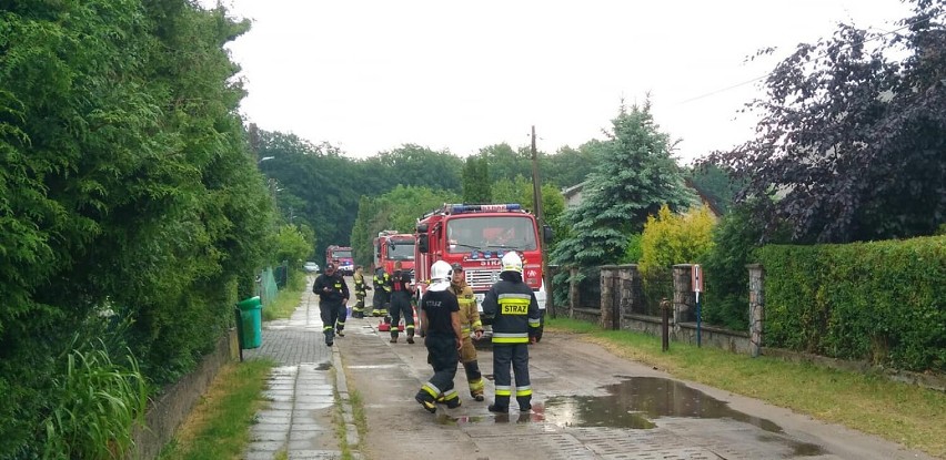 Zalane domy, ulice, podtopione garaże w powiecie gdańskim. Strażacy walczyli ze skutkami ulewy |ZDJĘCIA