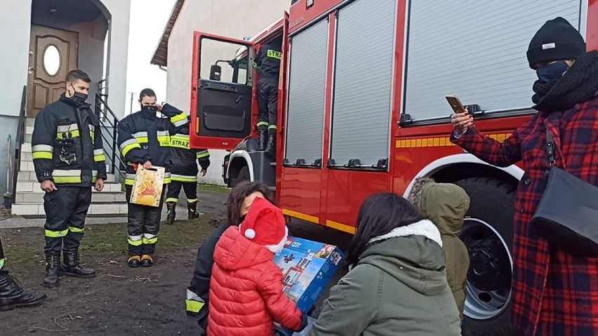Strażacy z OSP Ludwików w Tomaszowie odwiedzili z prezentami małego Olusia [ZDJĘCIA]
