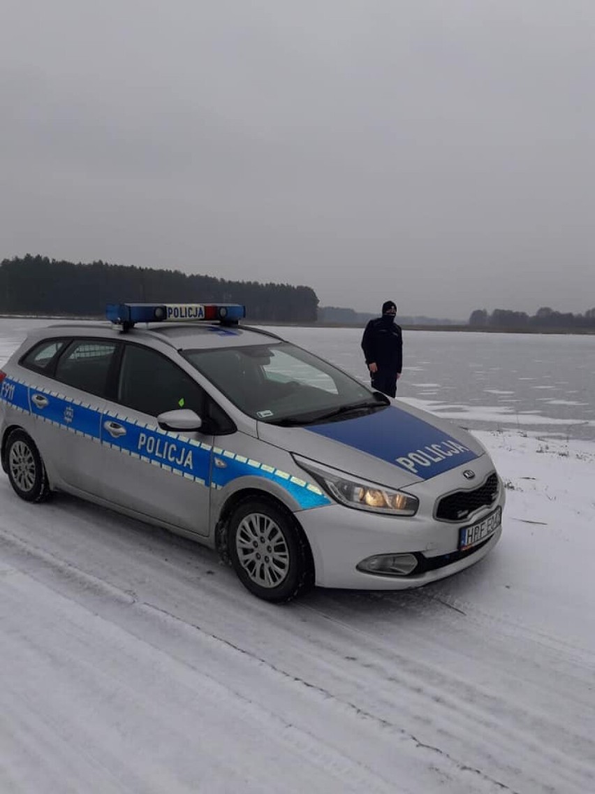 Policjanci z Bełchatowa kontrolują zamarznięte zbiorniki...