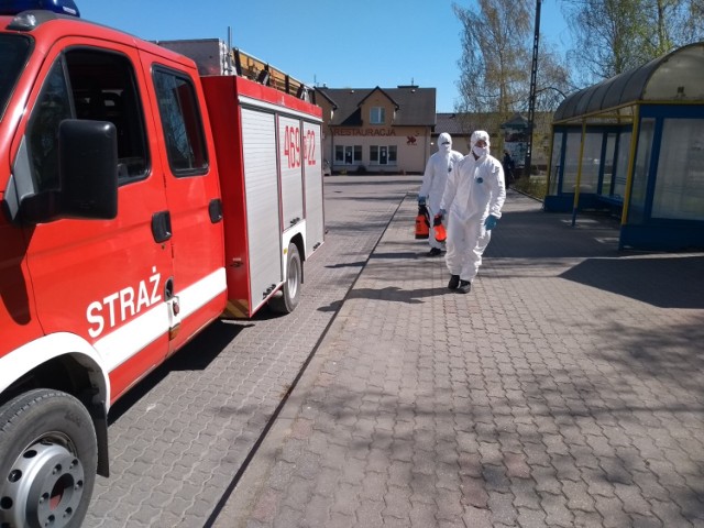 Dezynfekcją zajmują się druhowie z Ochotniczej Straży Pożarnej w Pakości.