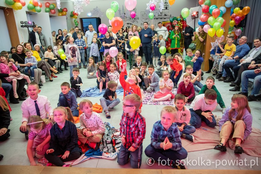 Zabawa choinkowa dla dzieci pracowników Starostwa Powiatowego w Sokółce. Zobacz, jak ze swoimi pociechami bawili się urzędnicy