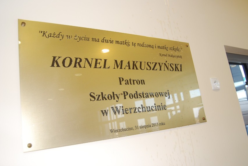 Patronem szkoły w Wierzchucinie został Kornel Makuszyński....