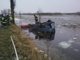 Osiek - Bus z jedenastoma pasażerami wpadł do rowu z wodą. Trzy osoby zostały ranne