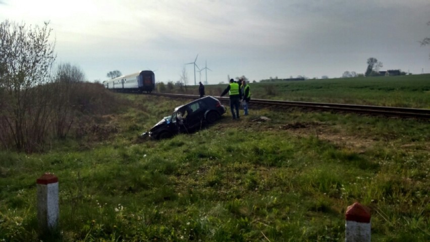 Stargard. Poważny wypadek na przejeździe kolejowym. Auto z matką i dwójką dzieci uderzyło w pociąg