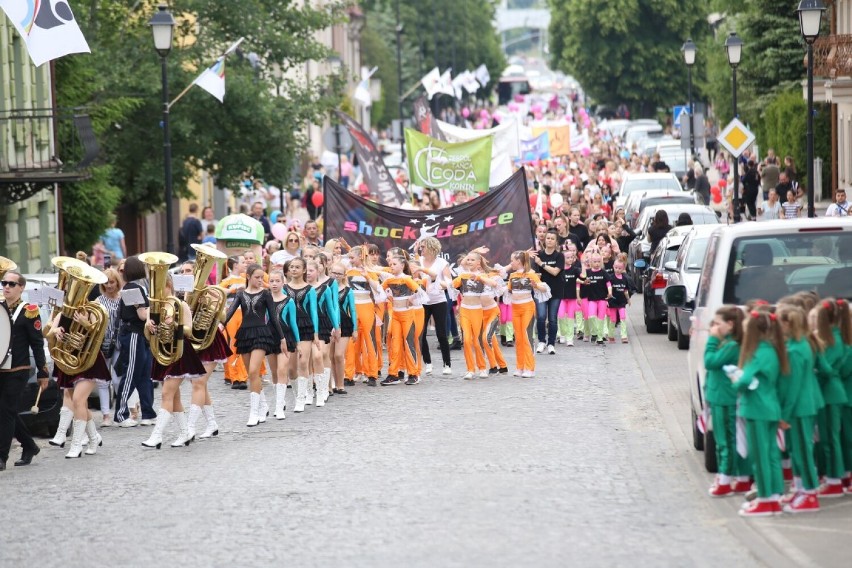 Barwny korowód dzieci śpiewających i tańczących przemaszerował z ul. dworcowej na plac Wolności w Koninie