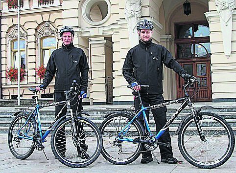 Sądeccy strażnicy miejscy podczas rowerowego patrolu