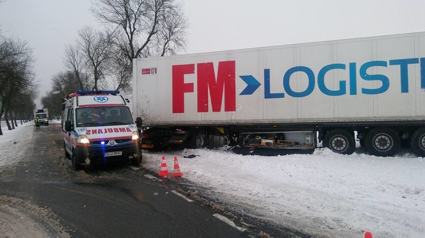 Groźny wypadek w Psarach, samochód ciężarowy przewrócił się  na drogę [ZDJĘCIA]