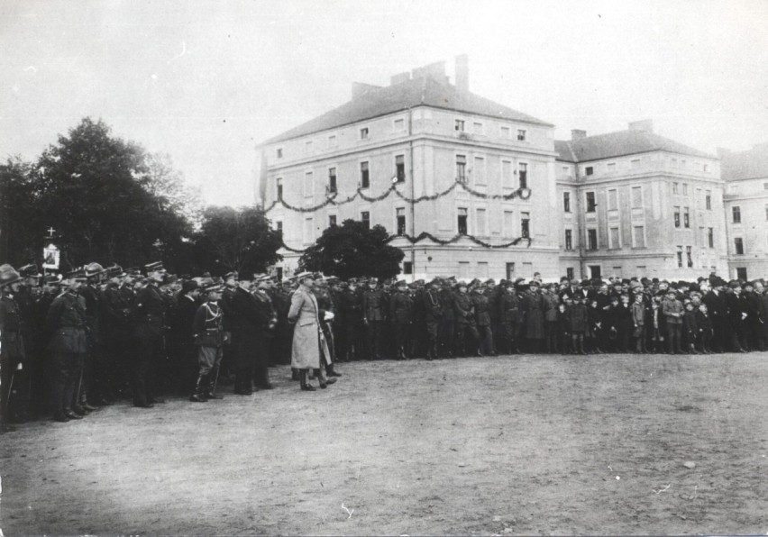 Marszałek Józef Piłsudski przed defiladą w koszarach 1 pułku...