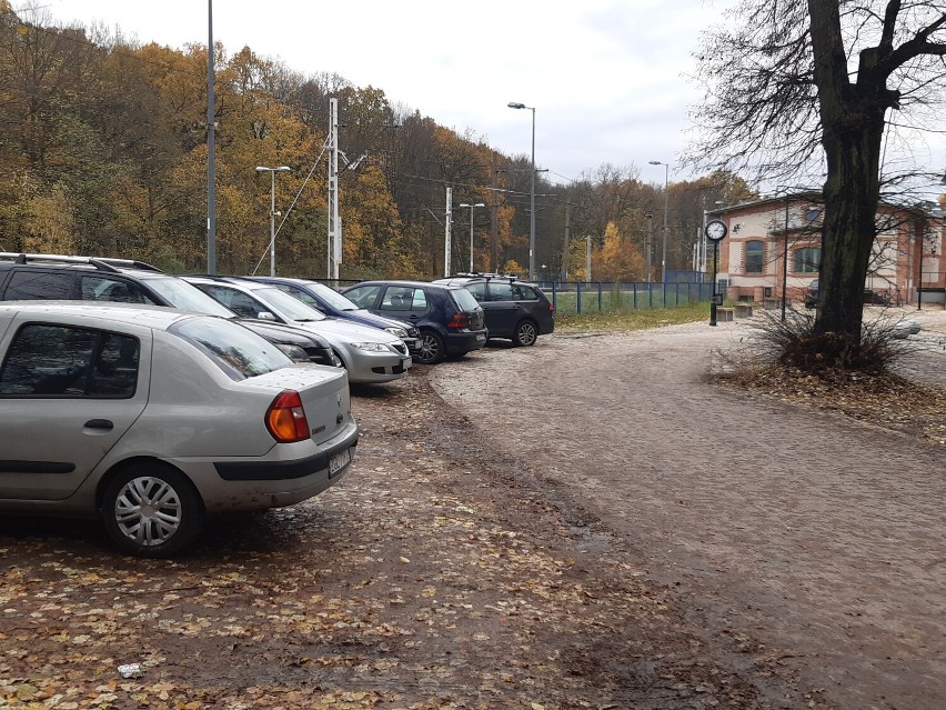 "Dziki" parking przy dworcu w Goleniowie. Kłopot dla pieszych