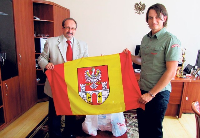 Michał Czerwiński i starosta Krzysztof Malczewski z flagą powiatu