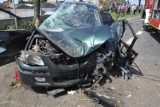 Wypadek w Czołowie. Mazda uderzyła w drzewo