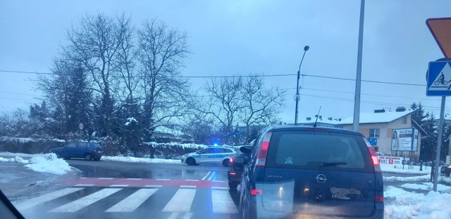 Na ulicy Klikowskiej, w rejonie skrzyżowania z ulicą Romanowicza kierowca volkswagena wjechał w tył jadącego przed nim fiata