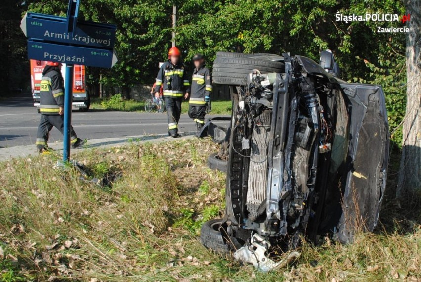 Zawiercie: Groźny wypadek w Blanowicach [ZDJĘCIA]. 27-latka trafiła do szpitala z poważnymi obrażeniami ciała