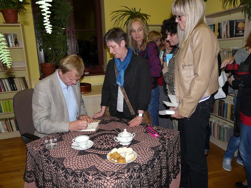 Miejska Biblioteka Publiczna w Chojnicach: Jan Grzegorczyk spotkał się ze swoimi czytelnikami FOTO
