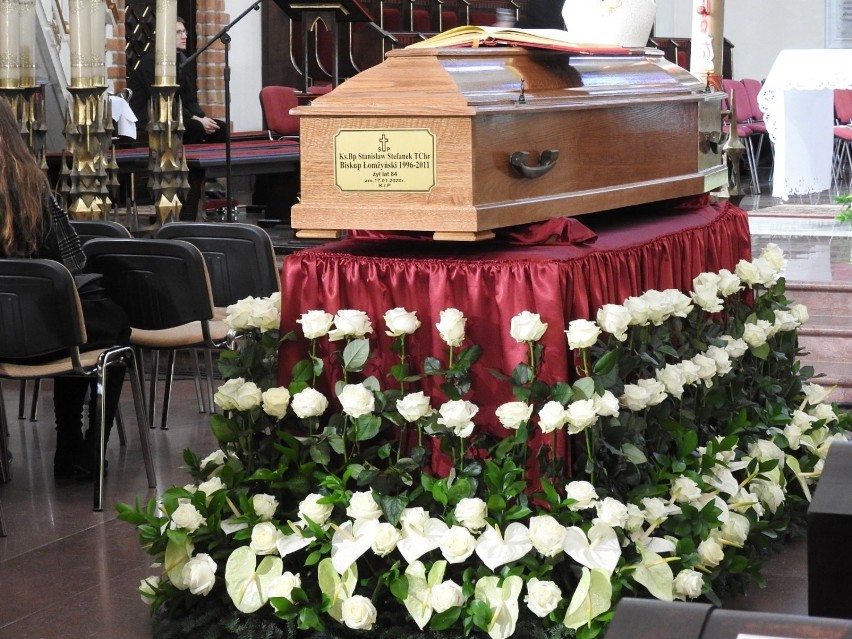 Pogrzeb śp. bp Stanisława Stefanka w łomżyńskiej Katedrze. Tłumy towarzyszyły mu w ostatniej drodze (zdjęcia)