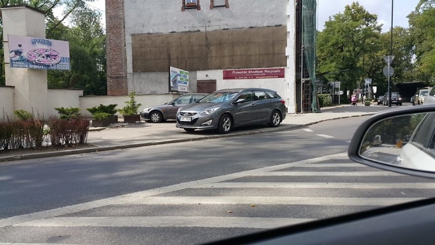 Mikołów: Zastępca burmistrza służbowym autem parkuje na chodniku. Są zdjęcia i są oburzeni