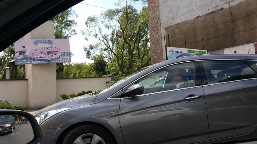 Mikołów: Zastępca burmistrza służbowym autem parkuje na chodniku. Są zdjęcia i są oburzeni