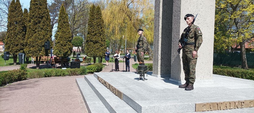 Narodowy Dzień Zwycięstwa w Helu. Pod pomnikiem obrońców wspominali m.in. o wojnie na Ukrainie | ZDJĘCIA, WIDEO