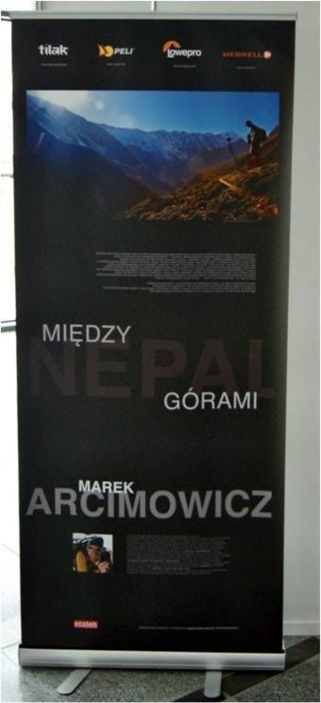 Plakat wystawy zdjęć p. Marka Arcimowicza &quot;Nepal. Między g&oacute;rami&quot;. 
Fot. Mariusz Reczulski