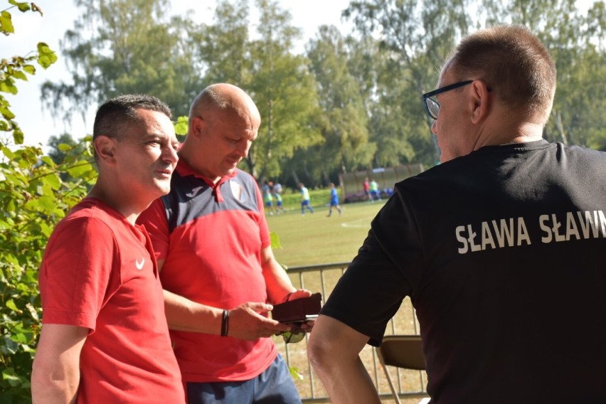 Pierwszy z lewej: Maciej Mateńko, prezes ZZPN z działaczami...